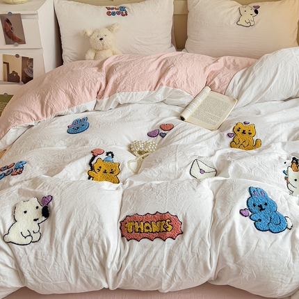 91家纺网 家纺一手货源 找家纺 韩巢家纺 2024新款四季通用超柔水洗棉毛巾绣四件套-动物乐园系列（提供卖家秀） 动物乐园白浅粉