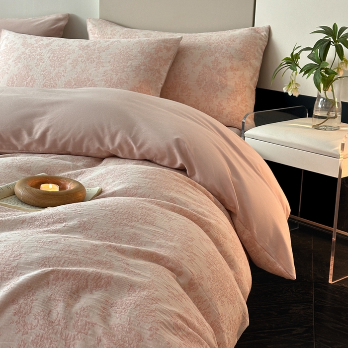 91家纺网 家纺一手货源 找家纺 博雅 2024新款全棉提花三层纱磨毛四件套（上图送2000元货款） 慕斯（粉）