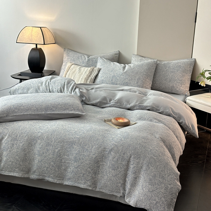 91家纺网 家纺一手货源 找家纺 博雅 2024新款全棉提花三层纱磨毛四件套（上图送2000元货款） 摩登森林（兰）