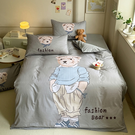 91家纺网 家纺一手货源 找家纺 经年 2025新款40S-13372大版全棉四件套-小熊比尔 小熊比尔-灰