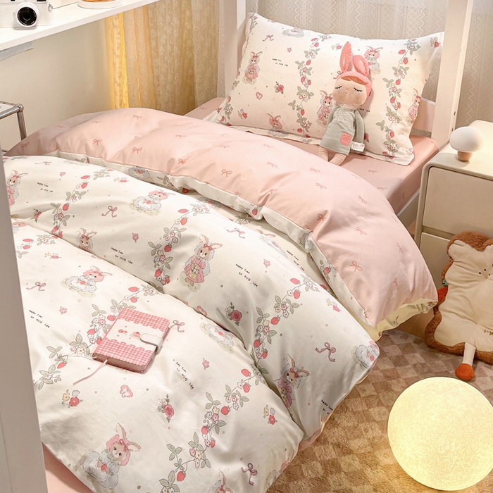 91家纺网 家纺一手货源 找家纺 2024新款小清新全棉印花学生宿舍三件套-68系列 A草莓小兔