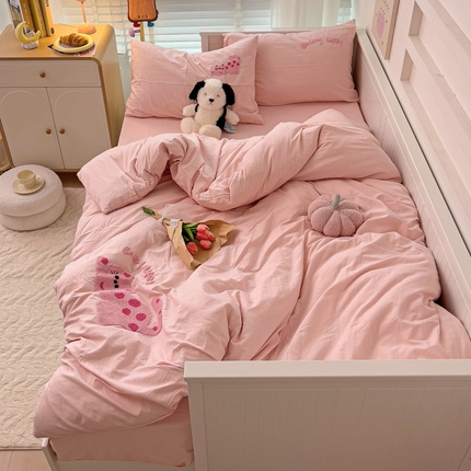 91家纺网 家纺一手货源 找家纺 奈颜 2024新款超柔水洗棉波点猫毛巾绣四件套 波点猫-俏皮粉