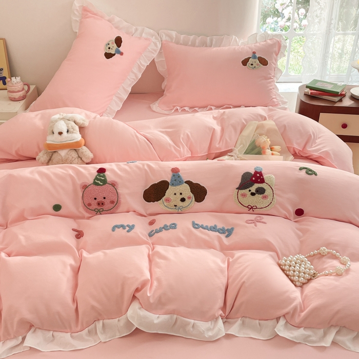 91家纺网 家纺一手货源 找家纺 易禾家纺 2024新款专板花型亲肤水洗棉毛巾绣花边四件套-小伙伴 小伙伴-粉