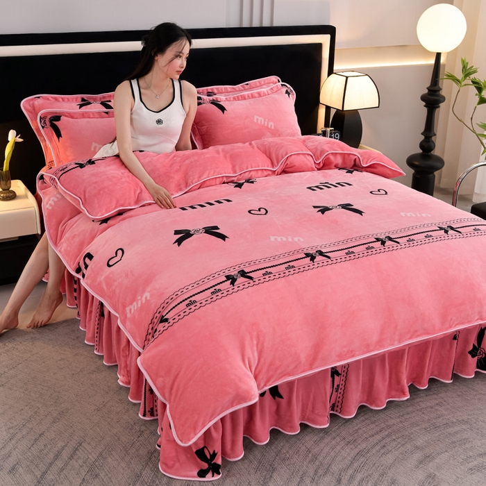 91家纺网 家纺一手货源 找家纺 千嘻汇 2025新款7斤牛奶绒金貂法莱绒床裙款保暖绒四件套 情意绵绵