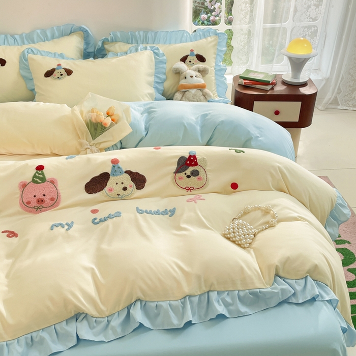 91家纺网 家纺一手货源 找家纺 易禾家纺 2024新款专板花型亲肤水洗棉毛巾绣花边四件套-小伙伴 小伙伴-奶黄蓝