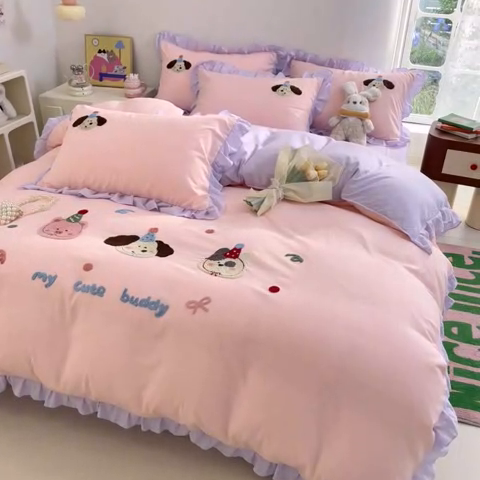 91家纺网 家纺一手货源 找家纺 易禾家纺 2024新款专板花型亲肤水洗棉毛巾绣花边四件套-小伙伴 小伙伴-粉紫