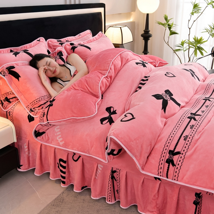 91家纺网 家纺一手货源 找家纺 千嘻汇 2025新款7斤牛奶绒金貂法莱绒床裙款保暖绒四件套 情意绵绵