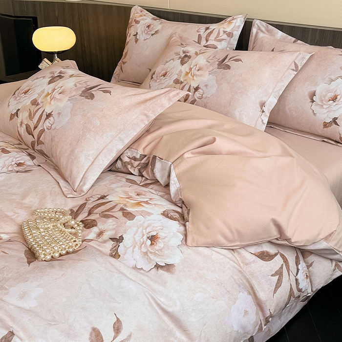 91家纺网 家纺一手货源 找家纺 格里芬家纺 2025新款花卉系列全棉加厚磨毛数码印花四件套（控价劵后标准208起） 米莉亚-粉