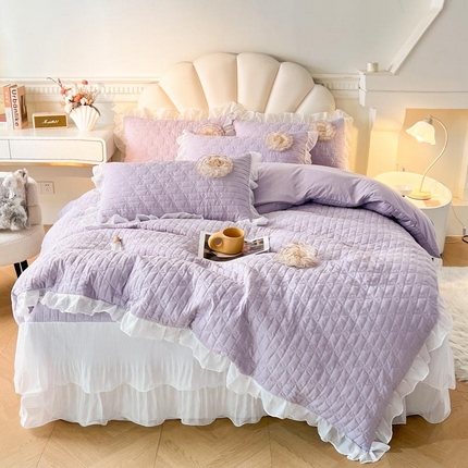 91家纺网 家纺一手货源 找家纺 （总）恋尚 2025新款蜜桃棉绗缝加厚立体蕾丝花床笠式床裙四件套-奶芙系列