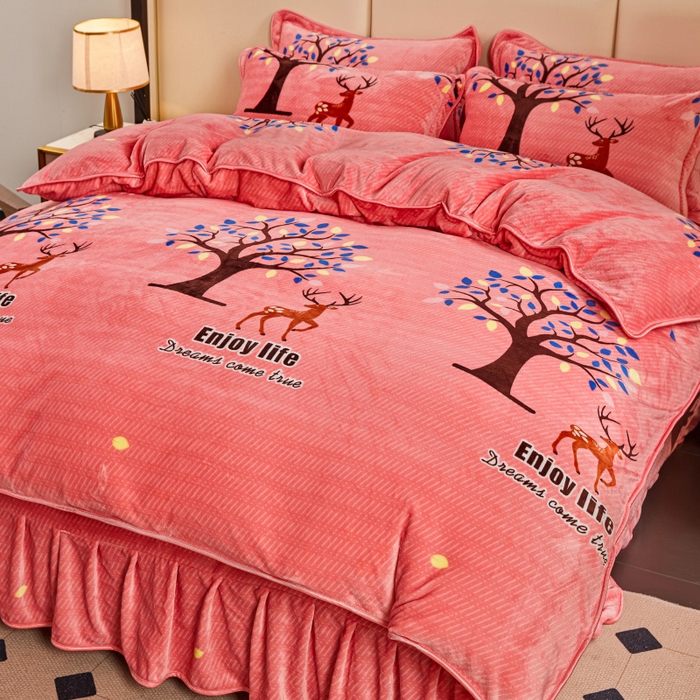 91家纺网 家纺一手货源 找家纺 博兰蒂 2025新款床裙款高克重牛奶绒印花四件套 发财鹿