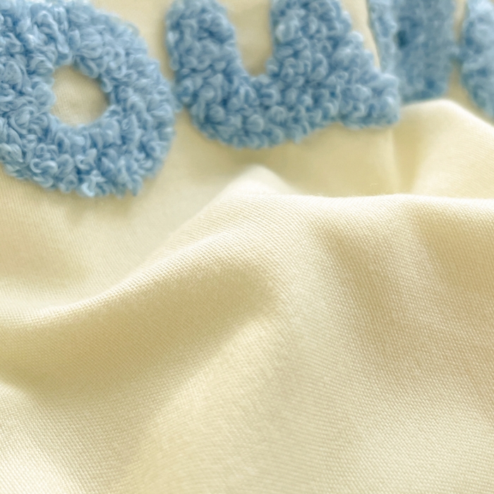 91家纺网 家纺一手货源 找家纺 易禾家纺 2024新款专板花型亲肤水洗棉毛巾绣花边四件套-小伙伴 小伙伴-奶黄蓝