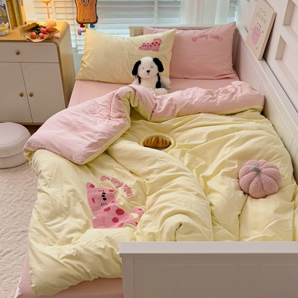 91家纺网 家纺一手货源 找家纺 奈颜 2024新款超柔水洗棉波点猫毛巾绣四件套 波点猫-米粉