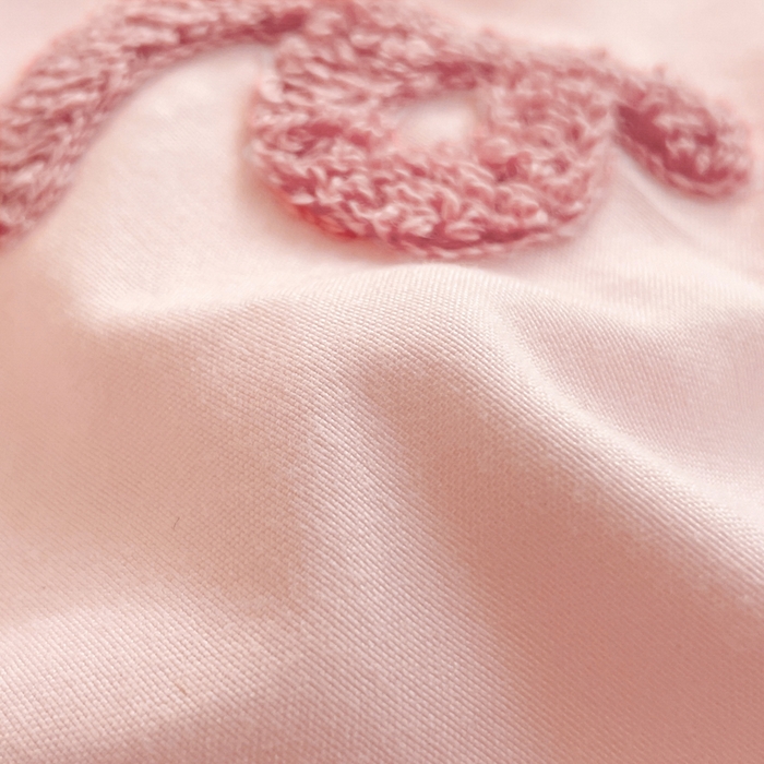 91家纺网 家纺一手货源 找家纺 易禾家纺 2024新款专板花型亲肤水洗棉毛巾绣花边四件套-小伙伴 小伙伴-粉紫