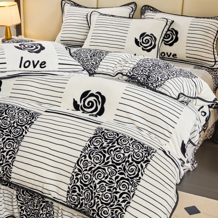 91家纺网 家纺一手货源 找家纺 博兰蒂 2025新款床裙款高克重牛奶绒印花四件套 金典格调