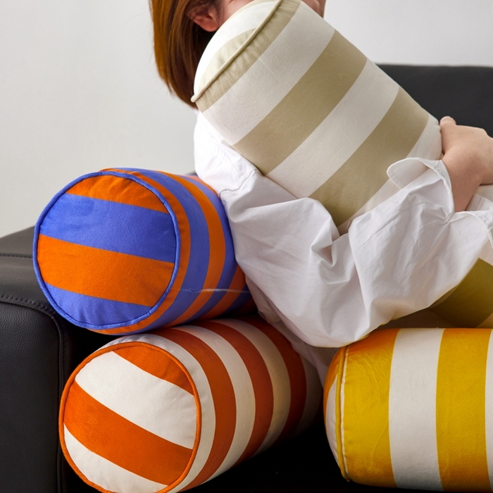 91家纺网 家纺一手货源 找家纺 （总）美茉家居 2024新款丝绒彩条糖果枕