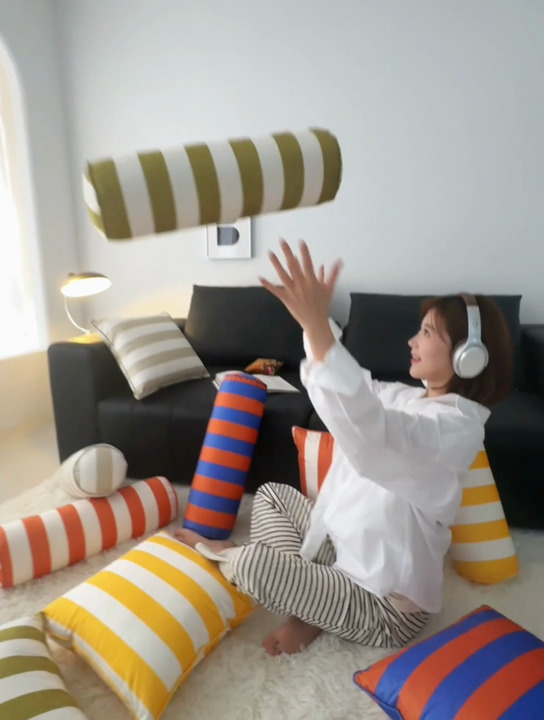 91家纺网 家纺一手货源 找家纺 （总）美茉家居 2024新款丝绒彩条糖果枕