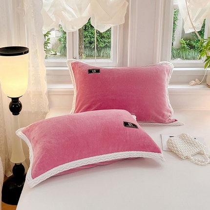 91家纺网 家纺一手货源 找家纺 悦织语 2024新款单品高克重宽边牛奶绒枕套 玫红