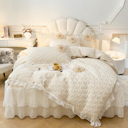 91家纺网 家纺一手货源 找家纺 （总）恋尚 2025新款蜜桃棉绗缝加厚立体蕾丝花床笠式床裙四件套-奶芙系列