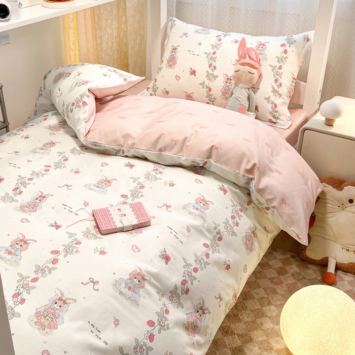 91家纺网 家纺一手货源 找家纺 2024新款小清新全棉印花学生宿舍三件套-68系列 A草莓小兔