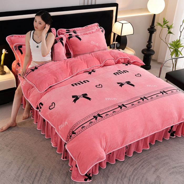 91家纺网 家纺一手货源 找家纺 千嘻汇 2025新款7斤牛奶绒金貂法莱绒床裙款保暖绒四件套 情意绵绵