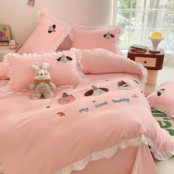 91家纺网 家纺一手货源 找家纺 易禾家纺 2024新款专板花型亲肤水洗棉毛巾绣花边四件套-小伙伴 小伙伴-粉