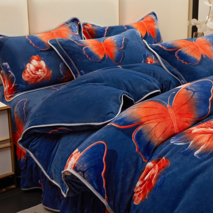 91家纺网 家纺一手货源 找家纺 博兰蒂 2025新款床裙款高克重牛奶绒印花四件套 花飞蝶舞