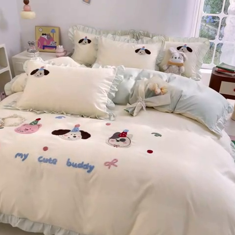 91家纺网 家纺一手货源 找家纺 易禾家纺 2024新款专板花型亲肤水洗棉毛巾绣花边四件套-小伙伴 小伙伴-奶黄绿