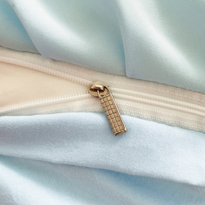 91家纺网 家纺一手货源 找家纺 易禾家纺 2024新款专板花型亲肤水洗棉毛巾绣花边四件套-小伙伴 小伙伴-奶黄蓝