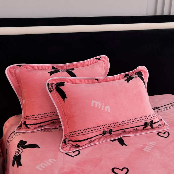 91家纺网 家纺一手货源 找家纺 千嘻汇 2025新款7斤牛奶绒金貂法莱绒床裙款保暖绒四件套 情意绵绵