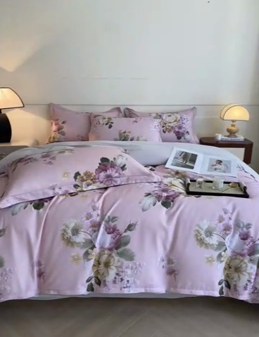 91家纺网 家纺一手货源 找家纺 格里芬家纺 2025新款花卉系列全棉加厚磨毛数码印花四件套（控价劵后标准208起） 妮可-紫
