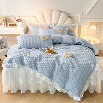 91家纺网 家纺一手货源 找家纺 恋尚 2025新款蜜桃棉绗缝加厚立体蕾丝花床笠式床裙四件套-奶芙系列 奶芙 浅蓝