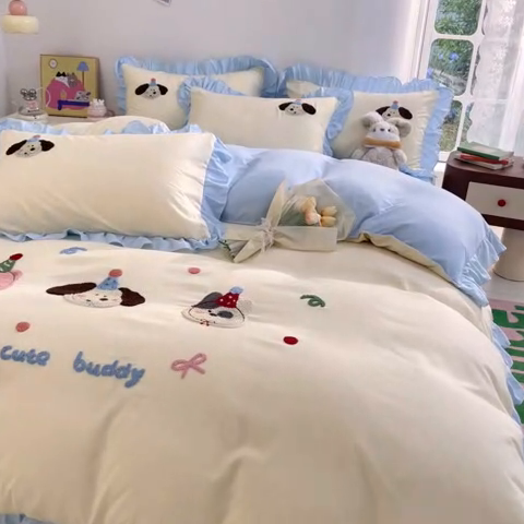 91家纺网 家纺一手货源 找家纺 易禾家纺 2024新款专板花型亲肤水洗棉毛巾绣花边四件套-小伙伴 小伙伴-奶黄蓝