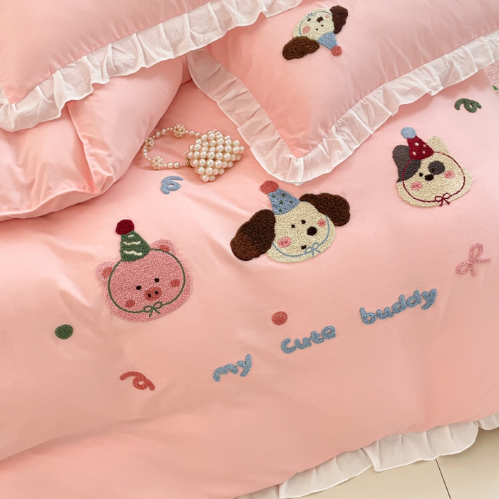 91家纺网 家纺一手货源 找家纺 易禾家纺 2024新款专板花型亲肤水洗棉毛巾绣花边四件套-小伙伴 小伙伴-粉