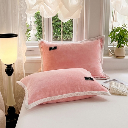 91家纺网 家纺一手货源 找家纺 悦织语 2024新款单品高克重宽边牛奶绒枕套 桃夭粉