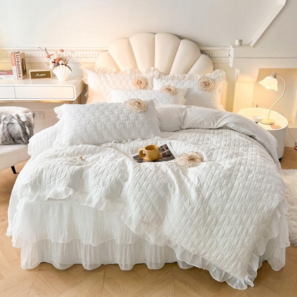 91家纺网 家纺一手货源 找家纺 （总）恋尚 2025新款蜜桃棉绗缝加厚立体蕾丝花床笠式床裙四件套-奶芙系列