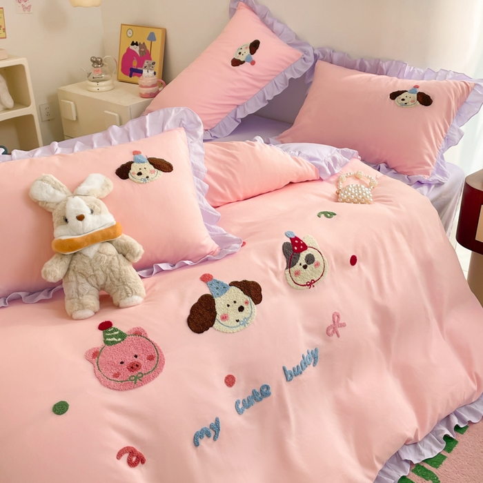 91家纺网 家纺一手货源 找家纺 易禾家纺 2024新款专板花型亲肤水洗棉毛巾绣花边四件套-小伙伴 小伙伴-粉紫