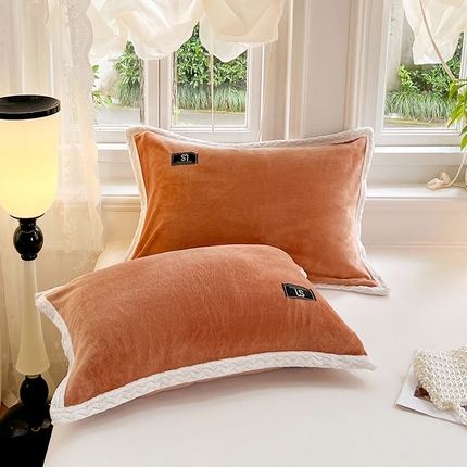 91家纺网 家纺一手货源 找家纺 悦织语 2024新款单品高克重宽边牛奶绒枕套 红棕