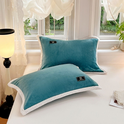 91家纺网 家纺一手货源 找家纺 悦织语 2024新款单品高克重宽边牛奶绒枕套 宾利蓝