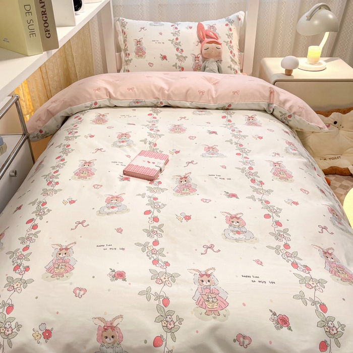 91家纺网 家纺一手货源 找家纺 2024新款小清新全棉印花学生宿舍三件套-68系列 A草莓小兔