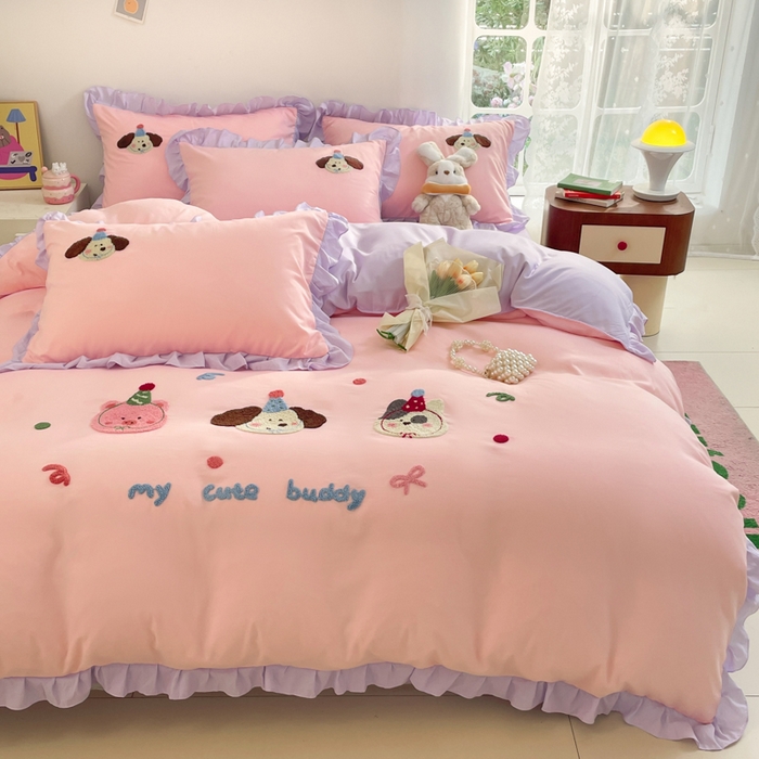 91家纺网 家纺一手货源 找家纺 易禾家纺 2024新款专板花型亲肤水洗棉毛巾绣花边四件套-小伙伴 小伙伴-粉紫