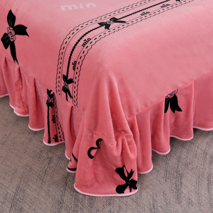 91家纺网 家纺一手货源 找家纺 千嘻汇 2025新款7斤牛奶绒金貂法莱绒床裙款保暖绒四件套 情意绵绵