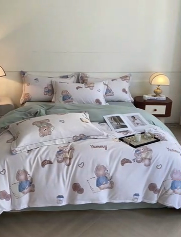 91家纺网 家纺一手货源 找家纺 格里芬家纺 2025新款花卉系列全棉加厚磨毛数码印花四件套（控价劵后标准208起） 快乐熊