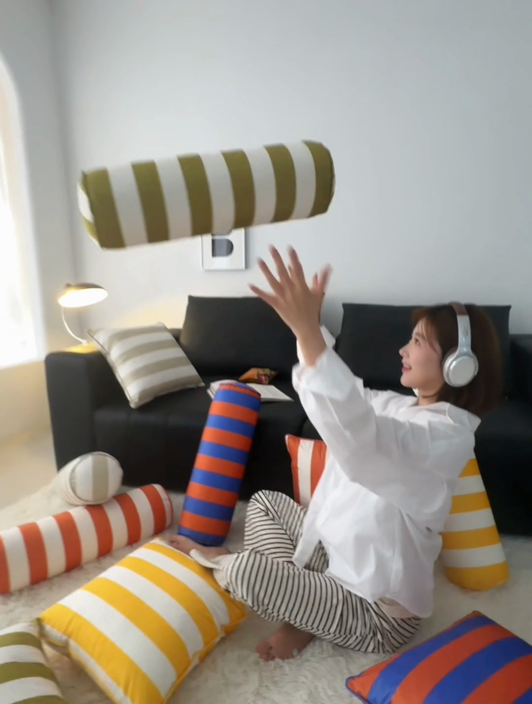 91家纺网 家纺一手货源 找家纺 （总）美茉家居 2024新款丝绒彩条方形抱枕