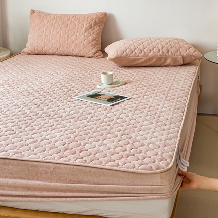 91家纺网 家纺一手货源 找家纺 （总）仟网汇 2024新款牛奶绒床笠夹棉床笠床垫保护套