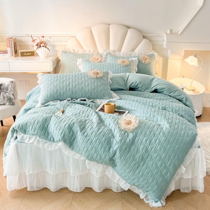 91家纺网 家纺一手货源 找家纺 （总）恋尚 2025新款蜜桃棉绗缝加厚立体蕾丝花床笠式床裙四件套-奶芙系列