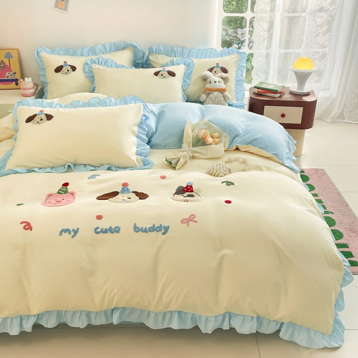 91家纺网 家纺一手货源 找家纺 易禾家纺 2024新款专板花型亲肤水洗棉毛巾绣花边四件套-小伙伴 小伙伴-奶黄蓝