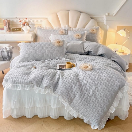 91家纺网 家纺一手货源 找家纺 恋尚 2025新款蜜桃棉绗缝加厚立体蕾丝花床笠式床裙四件套-奶芙系列 奶芙 浅灰