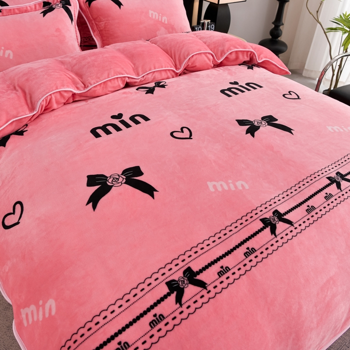 91家纺网 家纺一手货源 找家纺 千嘻汇 2025新款7斤牛奶绒金貂法莱绒床裙款保暖绒四件套 情意绵绵