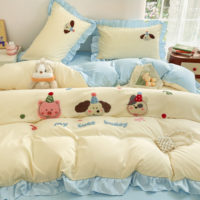 91家纺网 家纺一手货源 找家纺 易禾家纺 2024新款专板花型亲肤水洗棉毛巾绣花边四件套-小伙伴 小伙伴-奶黄蓝