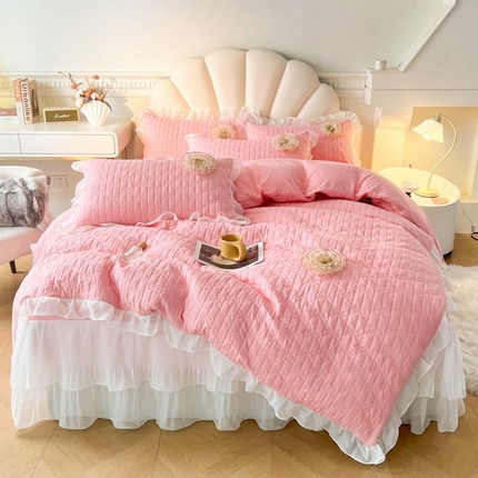 91家纺网 家纺一手货源 找家纺 恋尚 2025新款蜜桃棉绗缝加厚立体蕾丝花床笠式床裙四件套-奶芙系列 奶芙 粉色